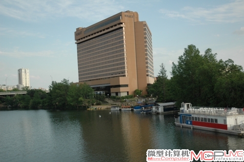 此次下榻的奥斯汀凯悦酒店(HYATT)傍着流经奥斯汀的大河流Lady Bird Lake而建，而俺住的房间正好面河，无比惬意。如果在国内能有这样一套房子…………