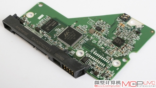 WD10EZRX是参测3款产品中唯一使用Marvell主控方案的产品，Marvell 88i9346-TFJ2主控芯片搭配三星K4T511630J-BCE7（64MB DDR2）缓存。而马达控制器依旧是支持IntelliPower 控速的C7807F。