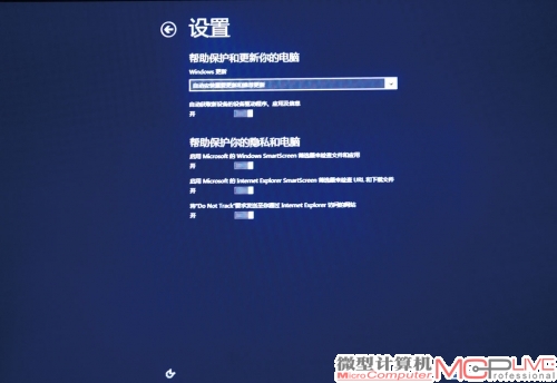 系统运行前的四项基础设置，“个性化”、“无线”、“设置”和“登录”。较为值得一提的是“设置”选项，在这里你可以自己详细设定更新选项、安全选项、网络设置等。