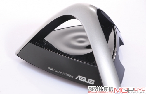 EA-N66是全球第一台支持双频450Mb/s传输的多功能三合一以太网适配器，银黑色的金字塔造型显得科技感十足。