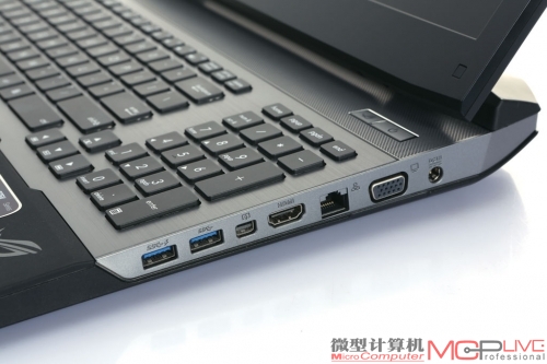 华硕G75VW在机身的右侧搭配了VGA、RJ45、HDMI、USB3.0以及Mini DisplayPort接口，而这一接口可为超高分辨率图像输出提供了保障。而左侧则是蓝光光驱、USB、多合一读卡器以及音频接口。丰富的扩展接口让G75VW更加面面俱到。