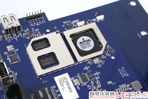 主控依旧是BCM4706 ，工作频率为600MHz。这颗CPU是今年的新品，支持DDR2、千兆网络和双USB扩展等特性。