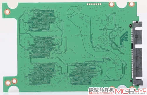 三星840 PRO 128GB内部结构非常简洁，只有一颗MDX主控芯片、四颗Toggle DDR 2.0闪存颗粒与一颗用于缓存的256MB LPDDR2内存颗粒。