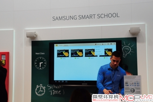 为了给大家演示三星的Smart School解决方案，展台这位小伙子非常卖力地扮演着老师的角色。可惜的是，下面几个课桌都没有学生。小伙子，你是好样的，敬业！