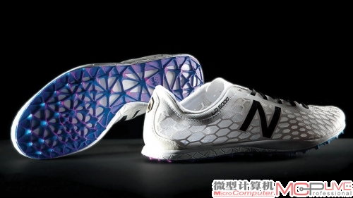 New Balance推出了首款量产版3D打印运动鞋，采用了选择性激光烧结3D打印技术，减轻运动鞋的重量，从而令速度、平衡度及敏捷度上的性能都有大改进。