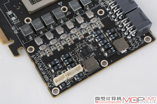 整个PCB上看不到一颗烟囱电容，全部是贴片钽电容，用料相当奢侈。