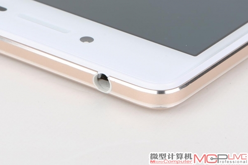 OPPO R5曾经因为机身过薄而不得不使用USB转音频的方式，而OPPO R7上的耳机插孔则重新回归传统，3.5mm的耳机插孔显然更方便一些。