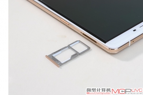 OPPO R7 Plus的卡槽位于机身右侧上部，同样采用纵排的双卡单卡槽设计，其中一个卡位采用与或卡槽设计，可用于大128GB TF卡存储扩展。