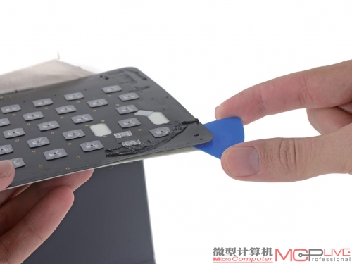 iFixit团队还拆解了iPad Pro的两大配件，Apple Pencil和Apple Smart Keyboard。Apple Pencil的拆解显示，这只触控笔想要拆解必须破坏外层塑料壳以及中层金属壳，其内部元件都是固定的，只有破坏才能将它们取下，电池位于笔芯内部，不能拆除或者更换，因此维修难度低，甚至无法维修。Smart Keyboard键盘也与此类似，拆解之后无法修复。